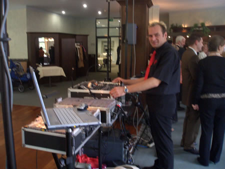 DJ Reiner am Mischpult